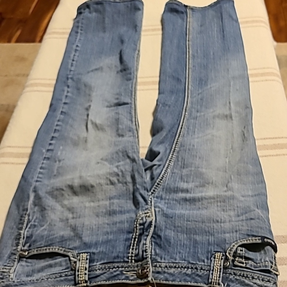 Adiktd to life trademark jeans pretty rose buttons. Sz. 8 x28" length. #696 )